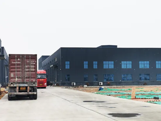 Panel de fachada de aluminio de diseño moderno, color plateado brillante, con revestimiento de PVDF, grado FRB1, ignífugo. Fabricante de materiales compuestos de aluminio.